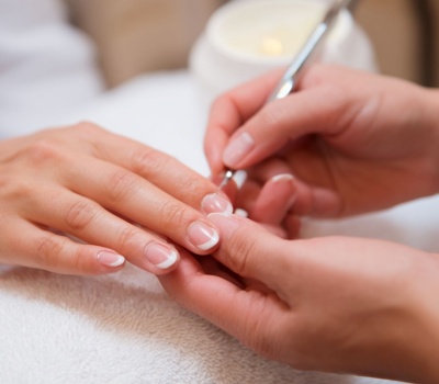 La manucure russe : les secrets des pros pour des ongles parfaits