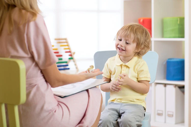 Un enfant souriant à un psychologue