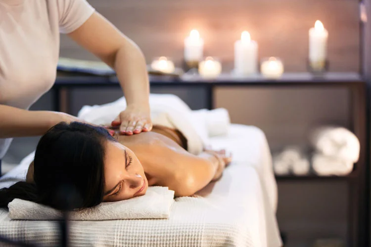 Massage corporel et traitement spa dans un salon moderne avec bougies