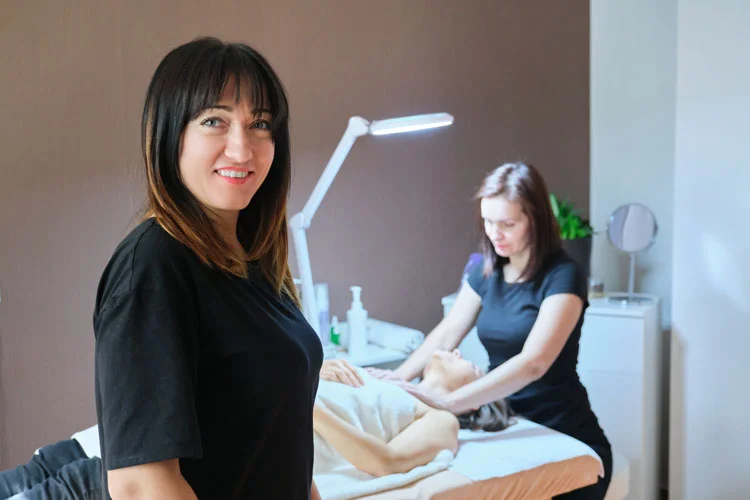 Femme travaillant à l'accueil d'un spa